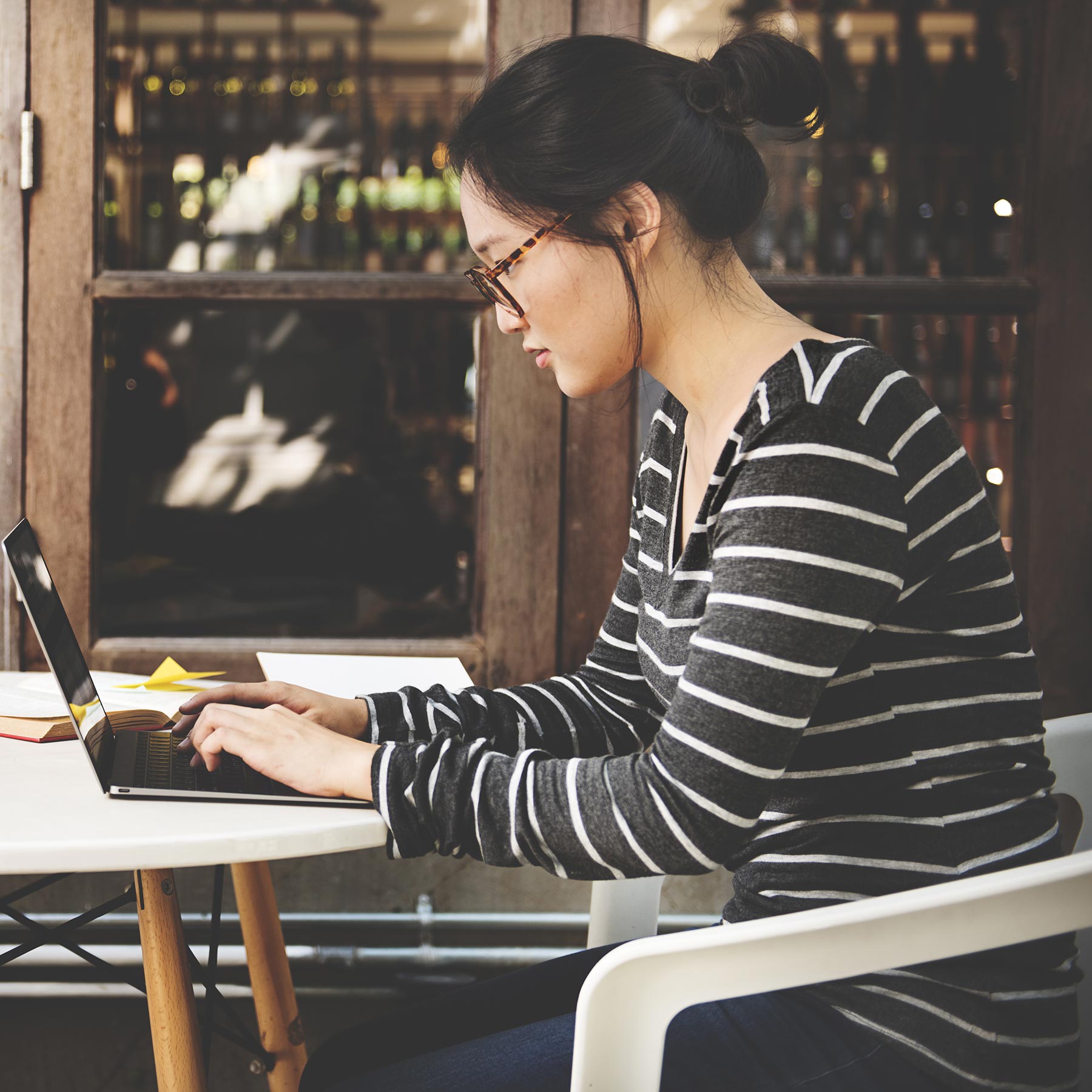 woman laptop searching research connection technol pke3njq.jpg